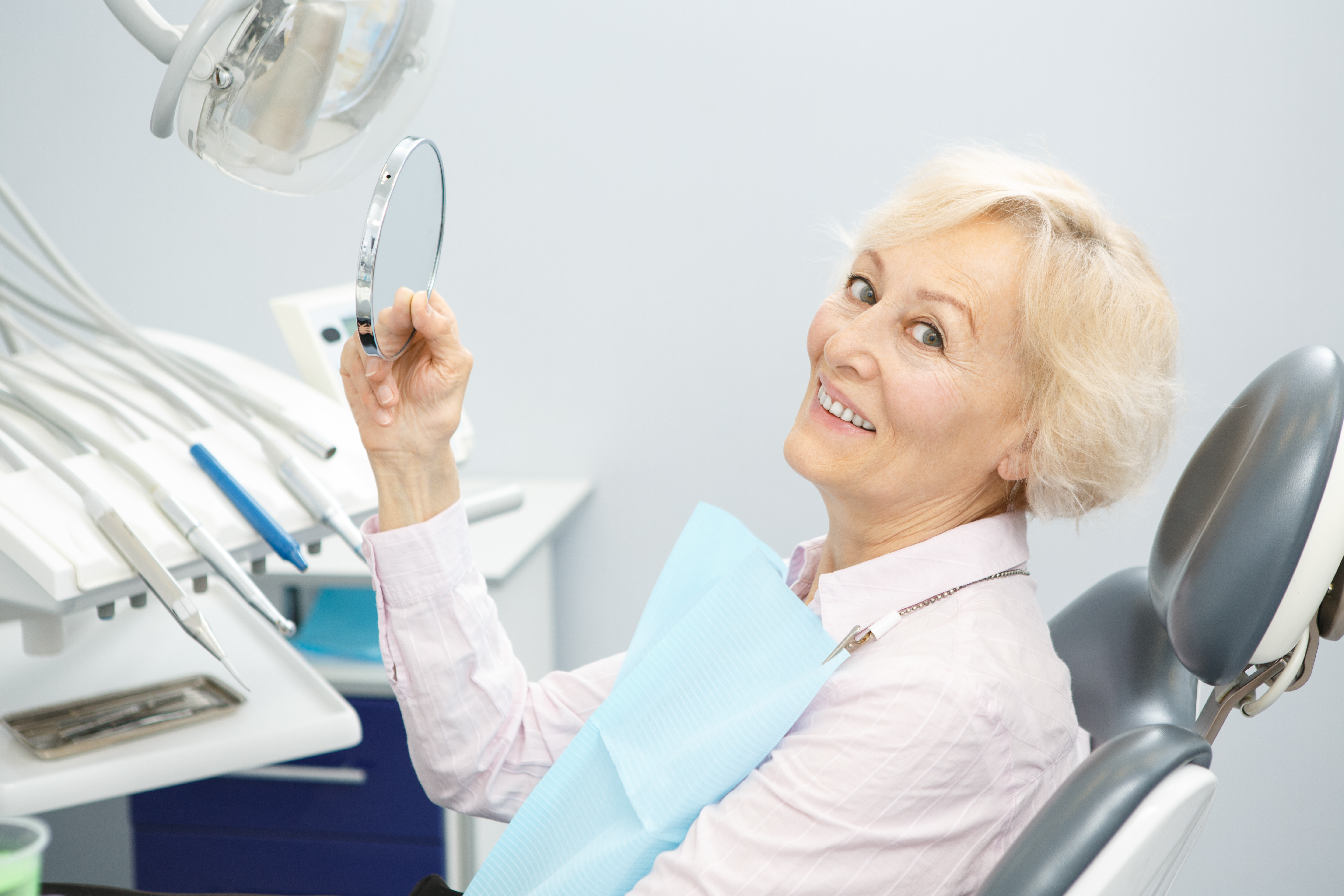 Протезирование зубов инвалиду 1 группы. Пожилая женщина у стоматолога. Стоматолог женщина. Женщина в стоматологическом кресле.